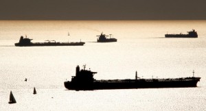 Нефтяные  и СПГ танкеры стоят на якоре у порта Марселя